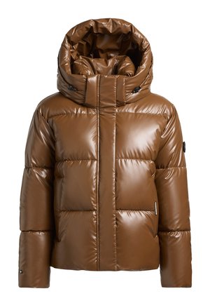 Hnědá péřová bunda s lesklým povrchem, která má vysoký límec, kapuci a velké prošívané části. Součástí jsou černé kovové detaily.