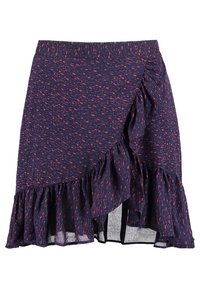 Jupe bleu marine avec un motif moucheté rouge, arborant un volant froncé le long de l'ourlet et un design en portefeuille flatteur. Taille élastique.