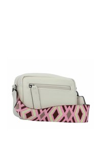 Borsa a tracolla bianca in pelle con una tracolla rosa a motivo che presenta design geometrici. Include una tasca sul retro con zip e una forma elegante.