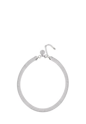 Silberne Fischgräten-Kette mit Karabinerverschluss und verstellbarem Verlängerungsanhänger mit kleinem rundem Charm.