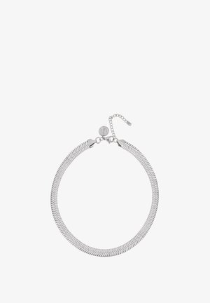 Collier chaîne en chevron argenté avec fermoir mousqueton et chaîne d’extension réglable avec un petit charm rond attaché.
