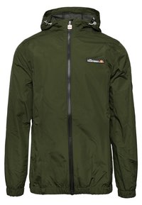 Giacca leggera verde oliva con cappuccio, chiusura frontale a zip, polsini elasticizzati e patch logo sul petto. Tessuto liscio e resistente all'acqua.