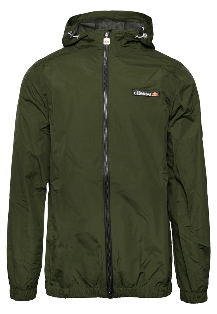 Giacca leggera verde oliva con cappuccio, chiusura frontale a zip, polsini elasticizzati e patch logo sul petto. Tessuto liscio e resistente all'acqua.