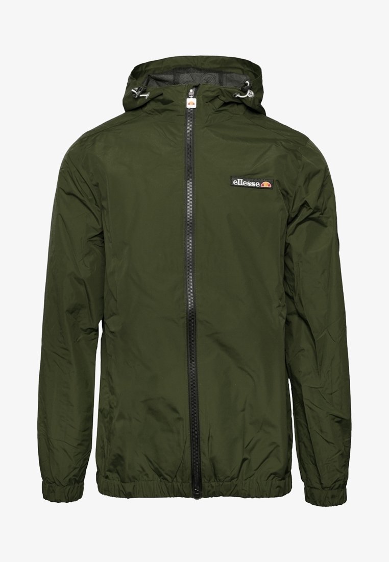 Giacca leggera verde oliva con cappuccio, chiusura frontale a zip, polsini elasticizzati e patch logo sul petto. Tessuto liscio e resistente all'acqua.
