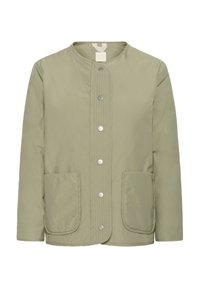 Leichte olivgrüne Jacke aus weichem, gestepptem Stoff. Mit rundem Ausschnitt, Druckknöpfen und zwei Fronttaschen mit abgerundeten Kanten.