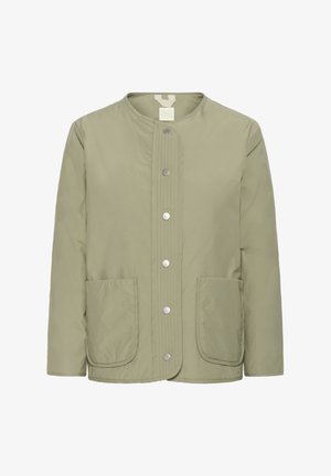 Leichte olivgrüne Jacke aus weichem, gestepptem Stoff. Mit rundem Ausschnitt, Druckknöpfen und zwei Fronttaschen mit abgerundeten Kanten.