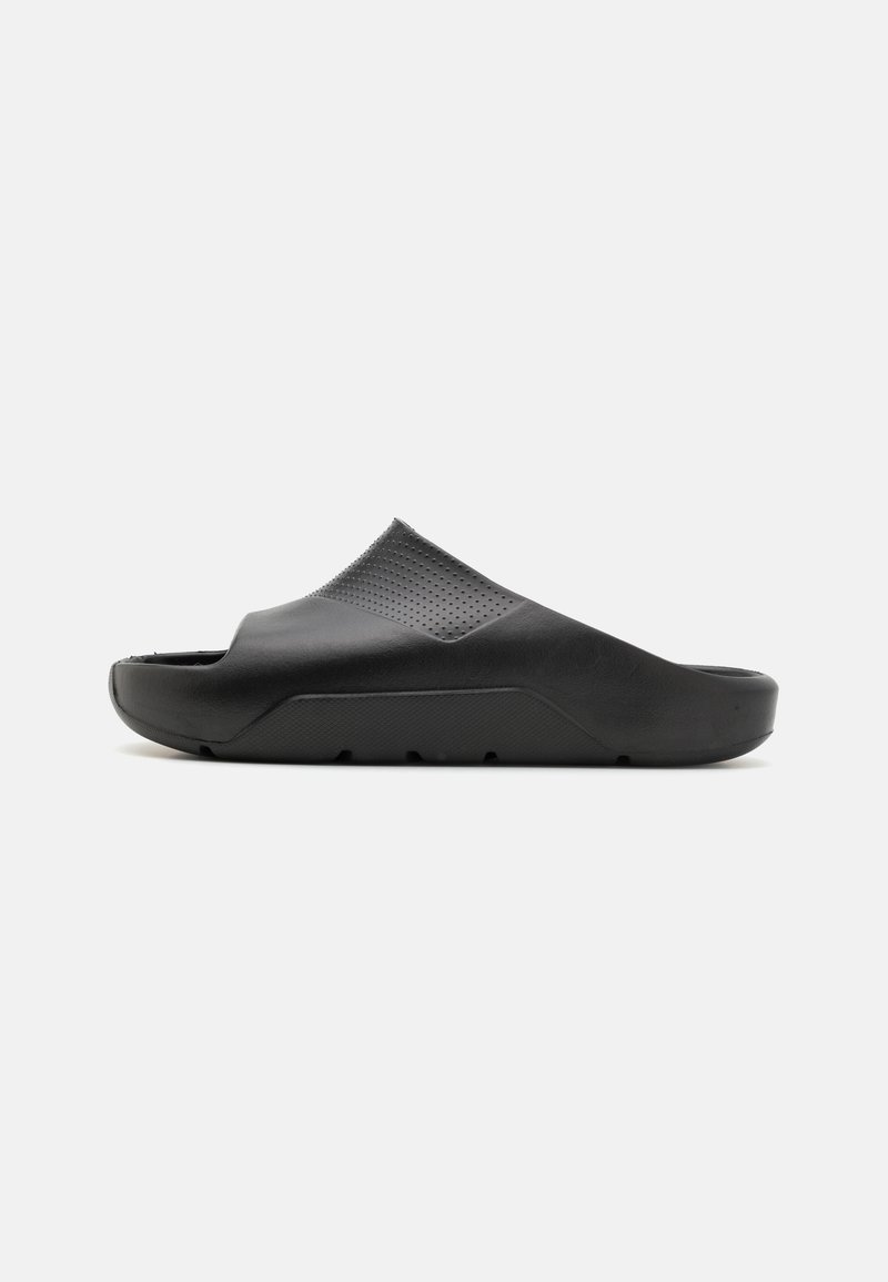 Infradito nere con superiore texturizzato e dettaglio perforato. Caratterizzate da una suola spessa con un motivo per la presa. Materiale leggero.