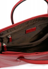 Rode leren handtas met twee handvatten bovenaan, ritssluiting en een bruine stoffen binnenkant met meerdere vakken en een logo-tag.