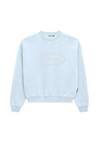 Sudadera azul claro con cuello y puños acanalados, que presenta un logotipo bordado de "Prohibido" en un óvalo rosa. Tejido suave y texturizado.