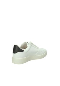 Sneaker bianca in pelle con un accento sul tallone nero testurizzato, suola in gomma bianca piatta e punta tonda, caratterizzata da sei occhielli tono su tono e chiusura con lacci.