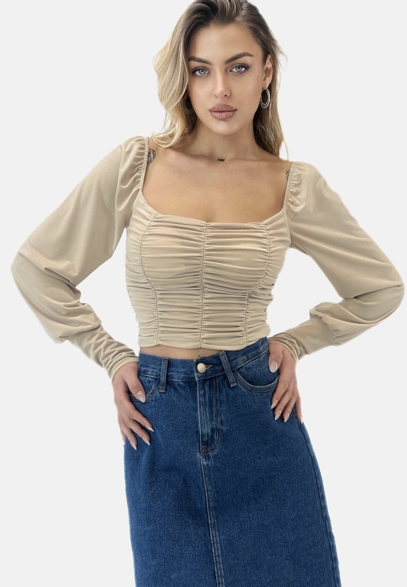 Top beige a maniche corte con texture arricciata e scollatura quadrata, abbinato a una gonna in denim a vita alta con bottone e zip.