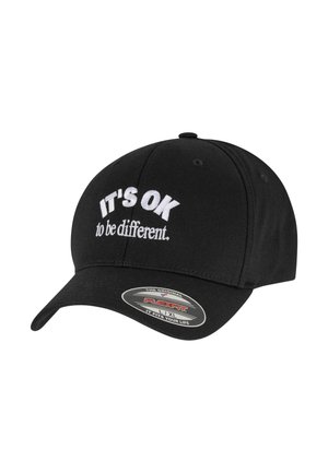 Cappello da baseball nero in tessuto, con ricamo bianco che riporta il testo: "È OK essere diversi." Include un visiera curvata e un'etichetta Flexfit.