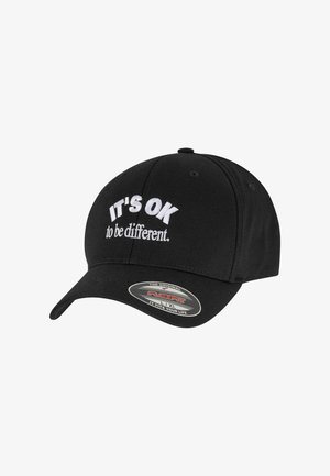 Fekete baseball sapka, amely szövetből készült, hímzett fehér felirattal: "RENDBEN VAN MÁSNAK LENNI." Ívelt ernyővel és Flexfit címkével rendelkezik.