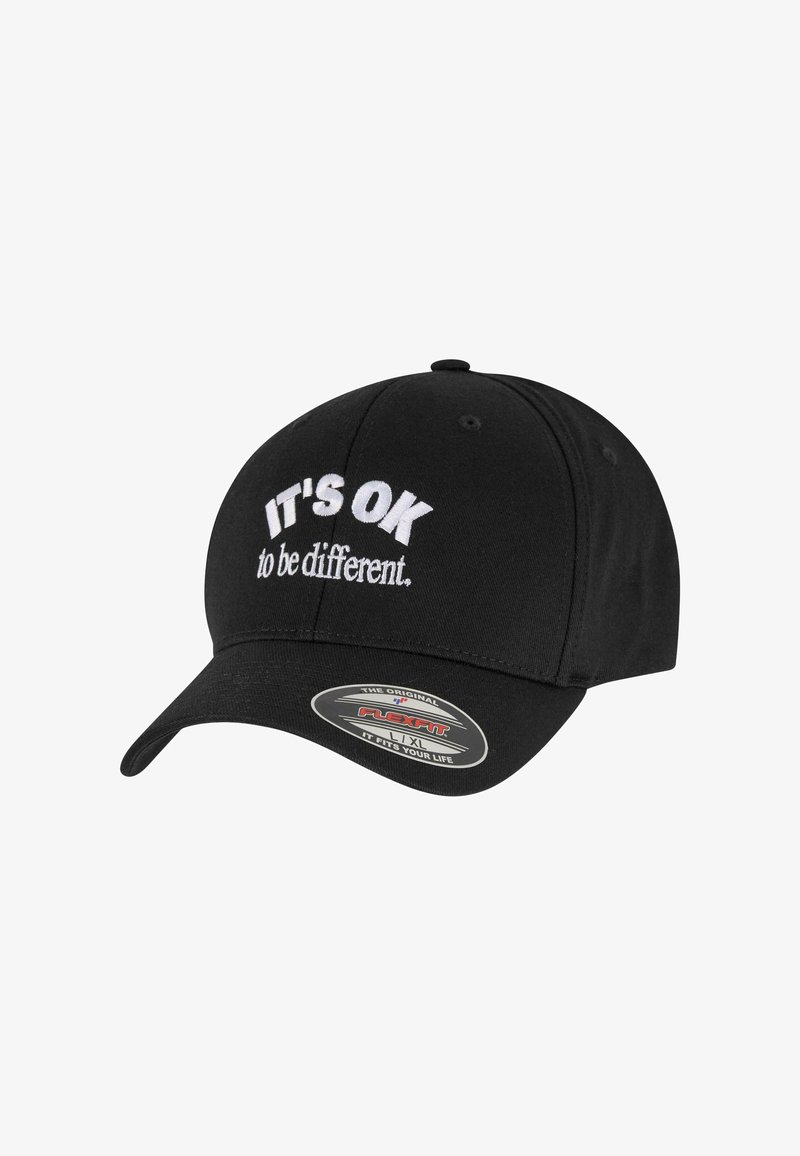 Schwarze Baseballmütze aus Stoff mit gesticktem weißen Text: "Es ist in Ordnung, anders zu sein." Mit gebogenem Schirm und Flexfit-Tag.