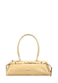 Bolso de piel en amarillo claro, de forma rectangular, con dos asas largas, acentos de hardware en plata y detalles de costura en la parte superior.