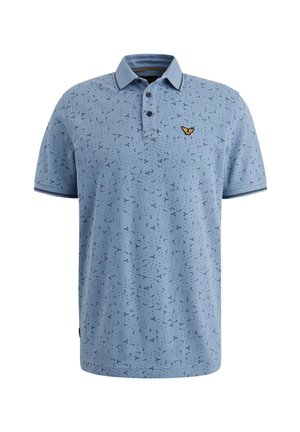 Polo bleu clair à manches courtes, avec un motif subtil, patte de boutonnage et empiècements contrastants en marine sur le col et les manches. Logo doré sur la poitrine.