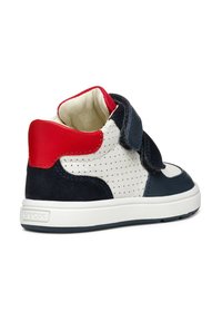 Sneaker alta in blu navy, rosso e bianco. Presenta dettagli in suede testurizzato, lati perforati per la traspirabilità e una banda di chiusura a strappo.