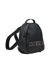 Zaino in finta pelle nera dalla forma arrotondata, con scritta argentata "LOVE MOSCHINO", chiusura con zip e tracolle regolabili. Finitura testurizzata.