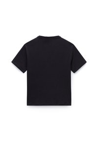 Svart bomullst-shirt med kort ärm, rundad halsringning och en enkel design utan synliga mönster eller detaljer.