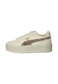 Sneaker beige con texture e un accento a stampa di leopardo, suola bianca spessa, punta rotonda e chiusura con lacci. Materiale sintetico leggero.