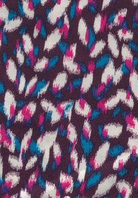 Tessuto lavorato a maglia di colore viola scuro con un motivo floreale. Presenta forme di foglie bianche, rosa e blu con un aspetto texture.