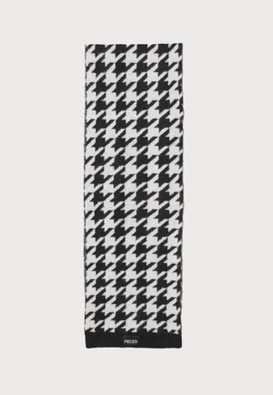 Écharpe à motif pied-de-poule noir et blanc en tissu doux, avec un ourlet noir côtelé et une petite étiquette de logo en bas.