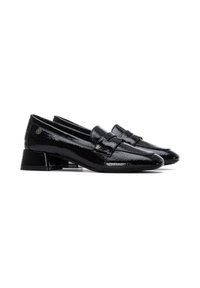 Mocasines de charol negro con punta cuadrada, tacón bajo y bloque, y una tira decorativa en el empeine. Textura suave y brillante.