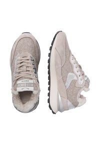 Sneaker beige e argento con tessuto testurizzato, chiusura con lacci, interno morbido e suola in gomma nera, mostrati dalla vista superiore e laterale.