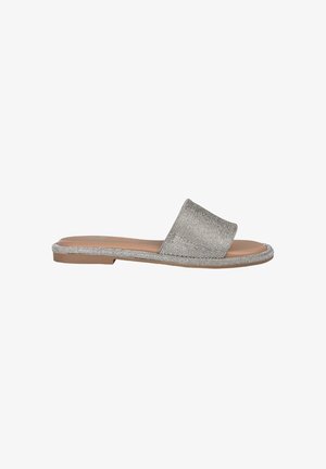 Zilveren instappersandalen met een tekstuur bovenkant, een vlakke bruine zool en decoratieve rand langs de rand. Eenvoudig, open-toe ontwerp.