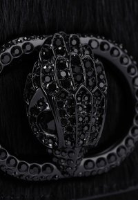 Kurt Geiger London CHELSEA SADDLE  - Sac bandoulière - black