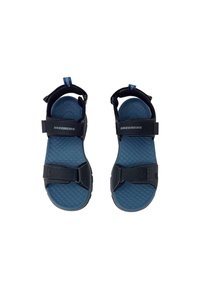 Sandali sportivi neri con cinturini regolabili, suole testurizzate blu e branding Skechers. Design leggero adatto per l'uso all'aperto.