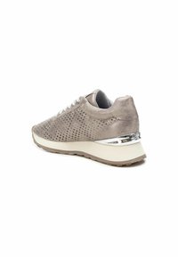 Zapatillas en ante beige claro con diseño perforado, acentos plateados en el talón y una entresuela blanca. Cierre con cordones y suela texturizada.