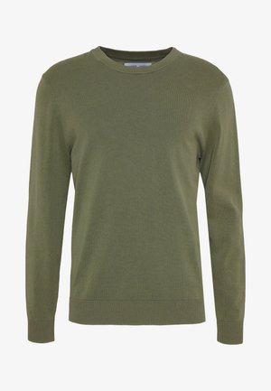 Groene katoenen trui met lange mouwen, geribde halslijn en manchetten, en een gladde textuur. Eenvoudig, klassiek ontwerp zonder patronen of versieringen.