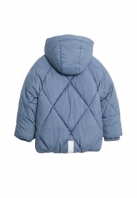 Padded modrá prošívaná bunda s kapucí, která má diamantový vzor a žebrované manžety, zakončená bílým akcentem na spodním okraji.