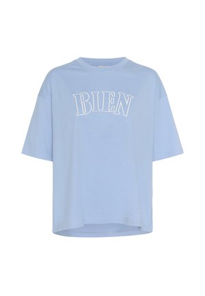 T-shirt bleu clair à manches courtes avec texte blanc "BIEN" imprimé en grandes lettres sur la poitrine.