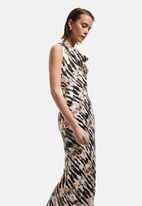 Maxi jurk in een abstracte patroon van beige, zwart en bruin, met een gedrapeerde halslijn en een aansluitende silhouet. Glad, textuurstof.