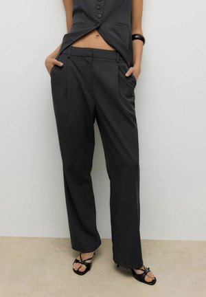 - Spodnie materiałowe