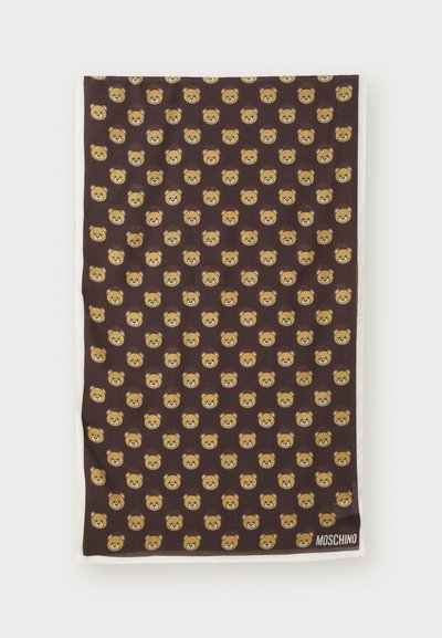 Tela marrón con un patrón repetido de caras de oso; cuenta con un borde blanco y la marca Moschino. El material parece suave y ligero.