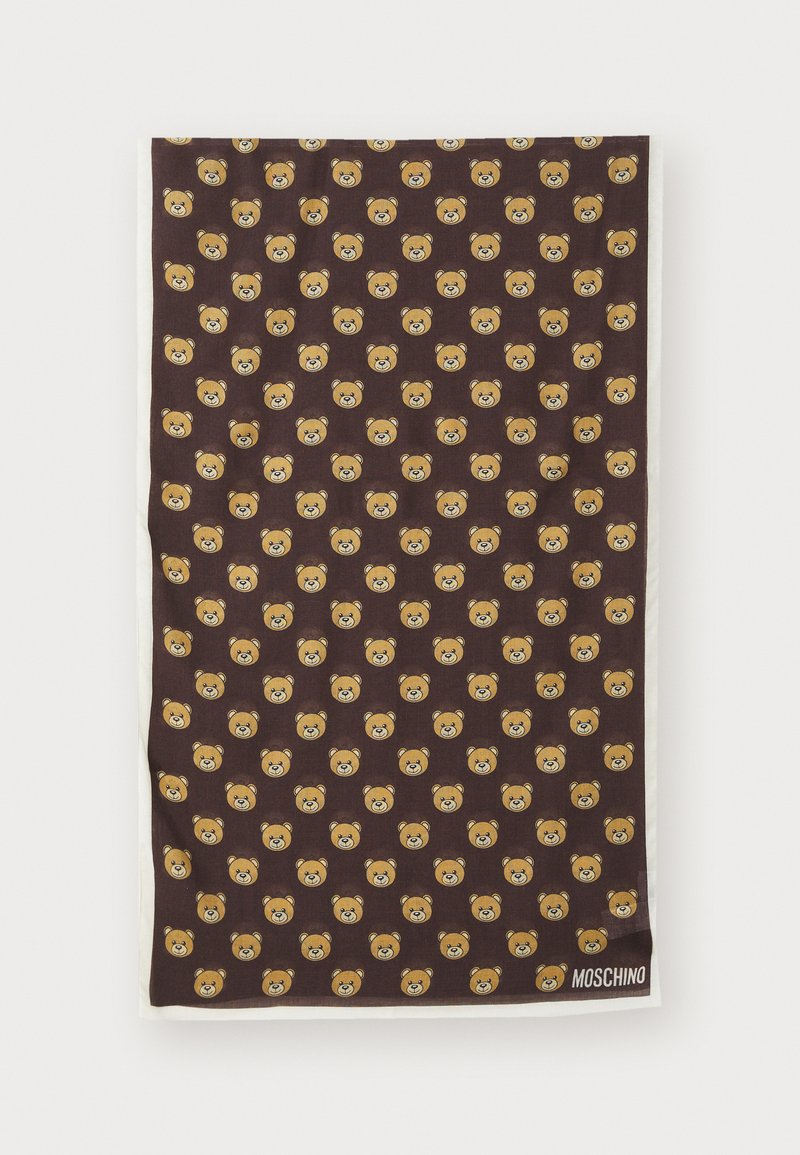 Material textil de culoare maro cu un model repetat de fețe de urs; prezintă o margine albă și branding Moschino. Materialul pare moale și ușor.