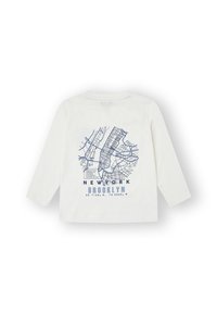 Camiseta blanca de manga larga con un estampado de un mapa azul de Nueva York, destacando Brooklyn con texto y coordenadas debajo.