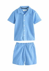 Kortärmad blå skjorta med knappar, mönstrad textur och matchande shorts med elastisk midja, båda i ett ljusblått tyg.