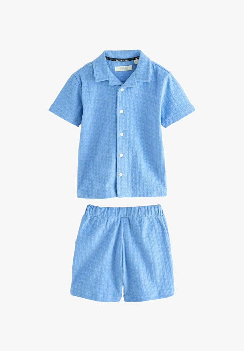 Košulja s kratkim rukavima u plavoj boji s uzorkom i elastičnim šortsevima koji se podudaraju, oboje izrađeni od svijetloplave tkanine.