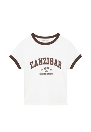 Weißes T-Shirt mit kurzen Ärmeln und braunem Besatz am Kragen und an den Ärmeln, mit dem Schriftzug „ZANZIBAR“ und einer braunen Palmen-Grafik.