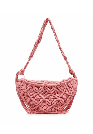 Bolso de hombro rosa de macramé con un patrón tejido intrincado y una correa trenzada, que presenta borlas en los laterales y anillas de metal plateado.