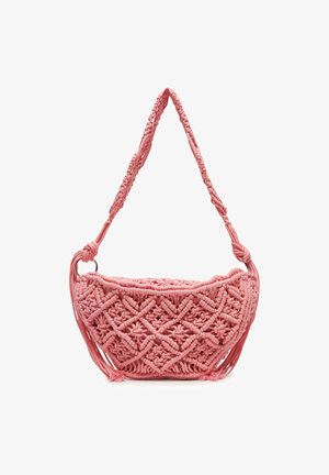 Borsa a tracolla rosa in macramè con motivo intrecciato elaborato e tracolla intrecciata, decorata con nappine ai lati e anelli in metallo argentato.