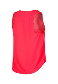 Top sans manches rouge avec une texture lisse et douce, accentué de panneaux en maille sur les épaules. Ourlet arrondi et coupe régulière.