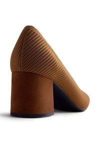 Chaussure à talons aiguilles marron avec un dessus en maille texturée et un talon bloc solide à finition lisse, conçue pour la stabilité et le confort.