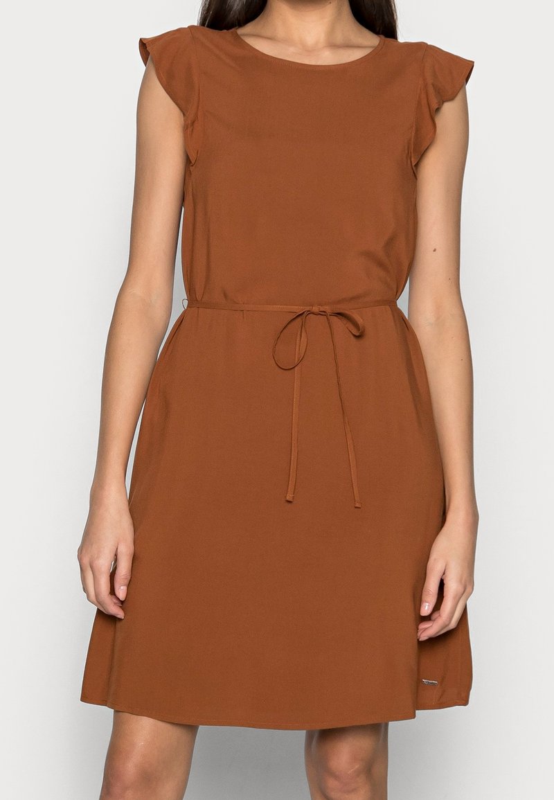 Robe brune à manches courtes avec un design évasé, taille cintrée avec une ceinture nouée, et une finition en tissu lisse et texturé.