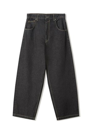 Sorte denimbukser med vide ben, fem lommer, bæltestropper og gul kontrastsyning, lagt fladt på en hvid baggrund.