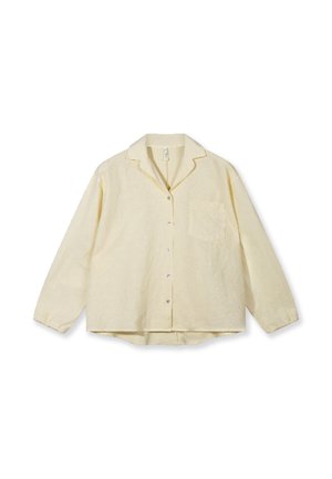 Camicia a maniche lunghe color crema con bottoni, colletto e taschino sul petto, distesa su uno sfondo bianco.